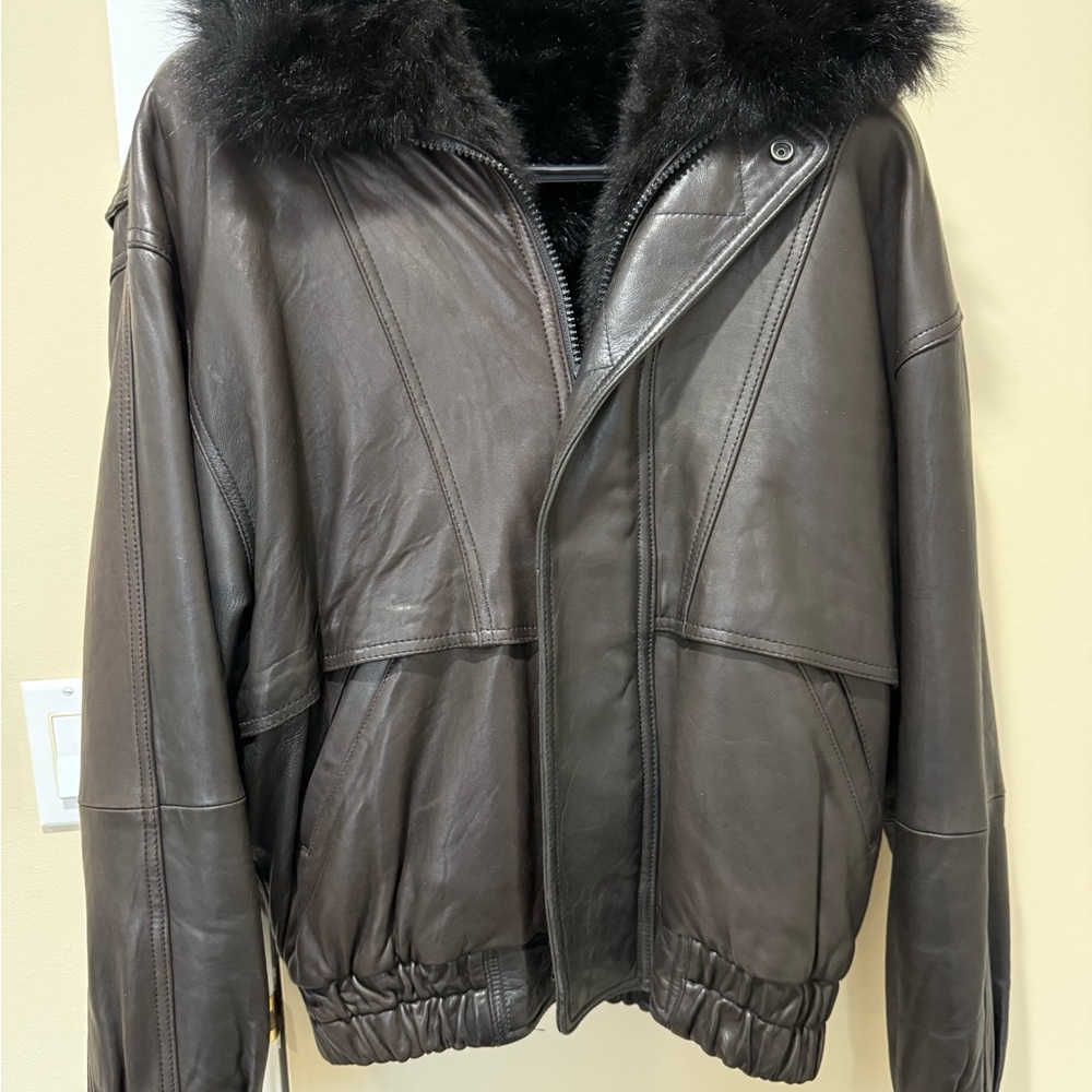 Luxurious Black Leather Jacket with Fur Collar